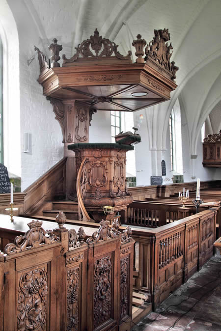 De preekstoel in de kerk van Zandeweer. Foto: Harm Hofman.